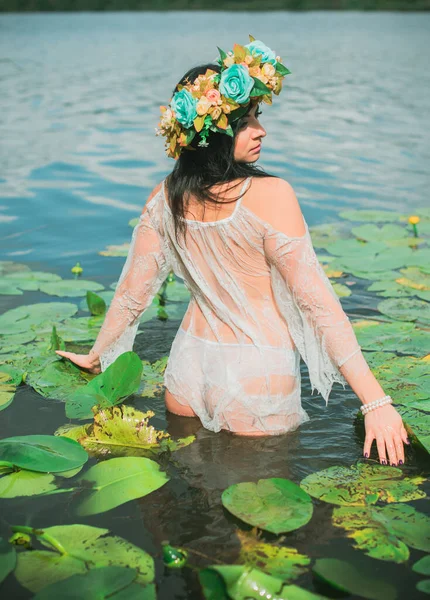 美人鱼穿花边衣服的漂亮姑娘 仲夏芦苇附近的女性画像 — 图库照片