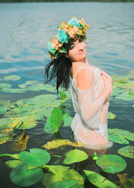 Sereia Menina Beleza Com Ninfeia Vestido Renda Meio Verão Retrato — Fotografia de Stock