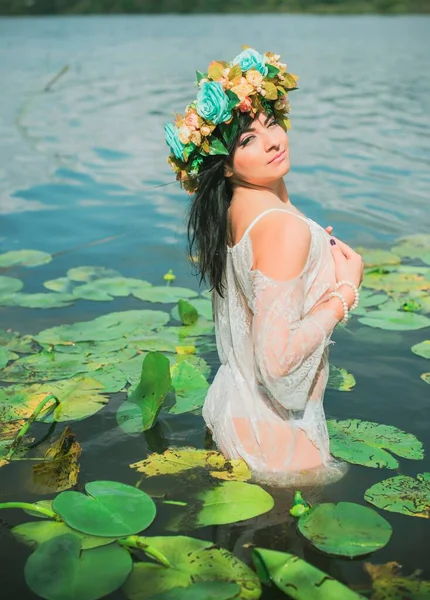 Sirène Belle Fille Avec Nymphée Robe Dentelle Milieu Été Portrait — Photo