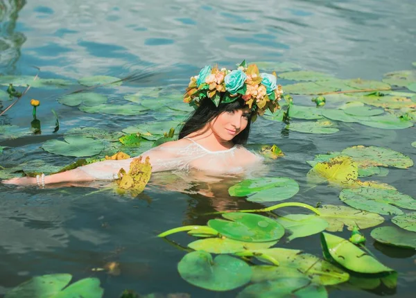 Denizkızı Dantel Elbiseli Nemfomalı Güzel Kız Yaz Ortası Sazlıkların Yanındaki — Stok fotoğraf