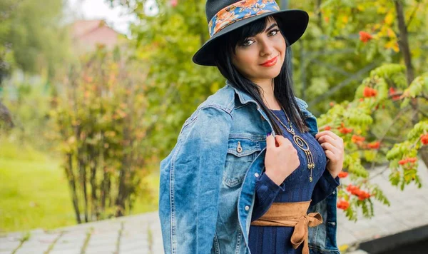 Piękna Modna Kobieta Model Latina Dziewczyna Noszenie Stylowe Ubrania Vintage — Zdjęcie stockowe