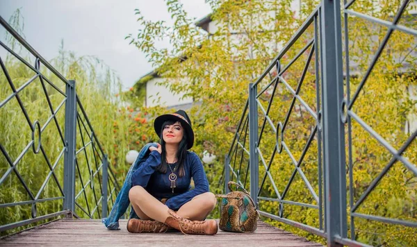 Uma Mulher Muito Bonita Elegante Modelo Menina Latina Vestindo Roupas — Fotografia de Stock