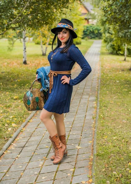 Vacker Kvinna Modet Modell Latina Flicka Bär Eleganta Vintage Kläder — Stockfoto