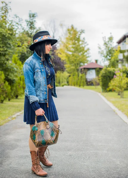 Piękna Modna Kobieta Model Latina Dziewczyna Noszenie Stylowe Ubrania Vintage — Zdjęcie stockowe