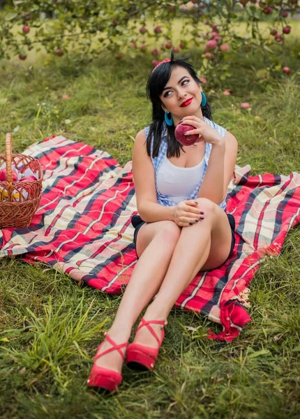 Belle Fille Affamée Avec Pomme Rouge Assis Dans Parc Après — Photo