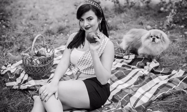 Ung Kvinna Med Sin Pekingese Hund Picknick Utanför Höstdags Vintage — Stockfoto