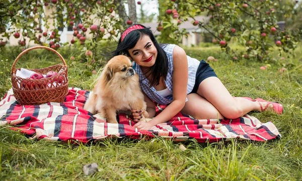 Jovem Com Seu Cão Pekingese Piquenique Fora Hora Outono Vintage — Fotografia de Stock