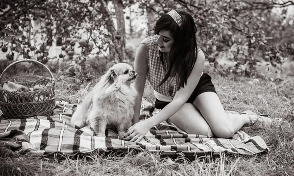 Młoda Kobieta Swoim Pekińskim Psem Pikniku Zewnątrz Jesienią Vintage Retro — Zdjęcie stockowe
