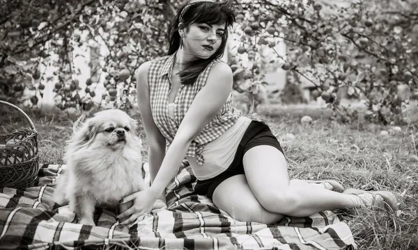 Ung Kvinna Med Sin Pekingese Hund Picknick Utanför Höstdags Vintage — Stockfoto