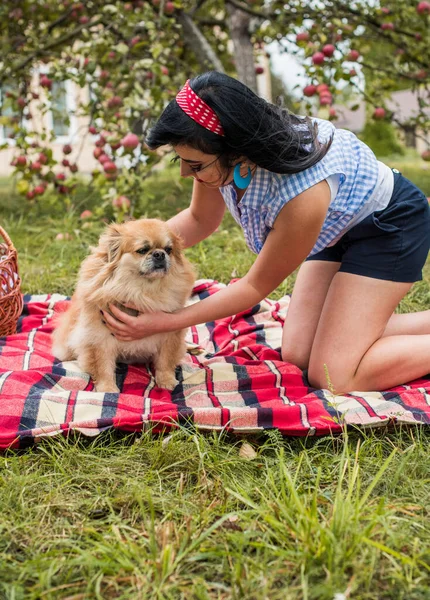 Mujer Joven Con Perro Pekinés Picnic Afuera Tiempo Otoño Vintage — Foto de Stock