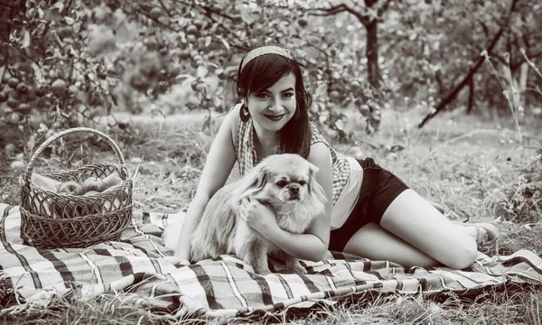 Junge Frau Mit Ihrem Pekinesen Hund Beim Picknick Draußen Herbstzeit — Stockfoto