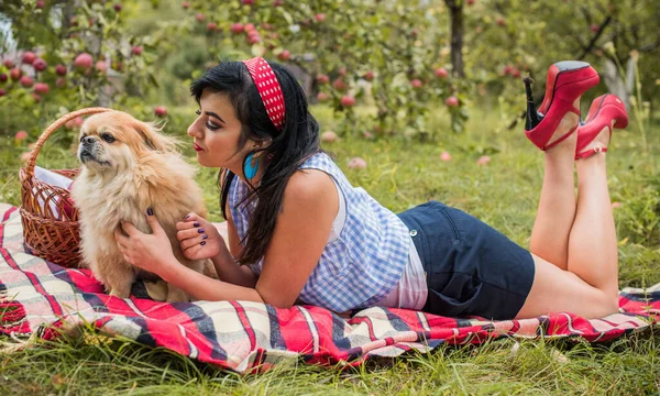 Wanita Muda Dengan Anjing Pekingnya Sedang Piknik Luar Musim Gugur — Stok Foto