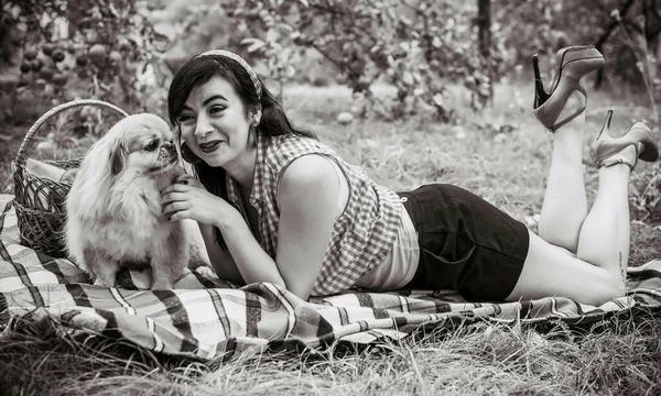 Mujer Joven Con Perro Pekinés Picnic Afuera Tiempo Otoño Vintage — Foto de Stock