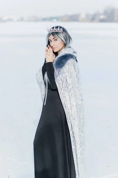 北極でのおとぎ話のシーン 冷たいファンタジーの外観の女性 クロークと雪の日にドレス コスプレコンセプト — ストック写真