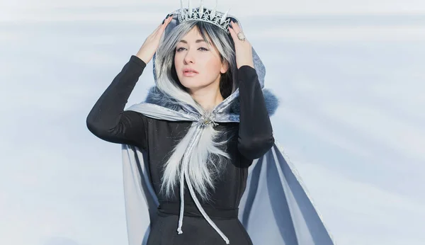 北極でのおとぎ話のシーン 冷たいファンタジーの外観の女性 クロークと雪の日にドレス コスプレコンセプト — ストック写真