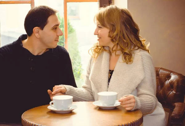 Ζευγάρι Μέσης Ηλικίας Ερωτευμένο Κάθεται Ένα Καφέ Πίνοντας Καφέ Έχοντας — Φωτογραφία Αρχείου