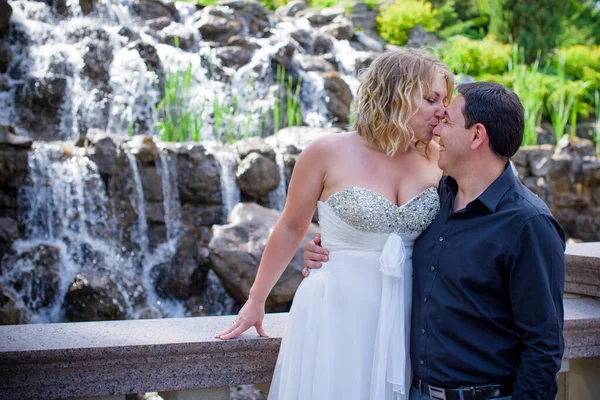 Blonde Braut Und Bräutigam Auf Hochzeit Glückliches Hochzeitspaar Schöne Braut — Stockfoto