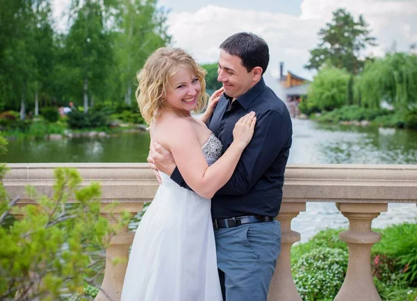 Blonde Braut Und Bräutigam Auf Hochzeit Glückliches Hochzeitspaar Schöne Braut — Stockfoto