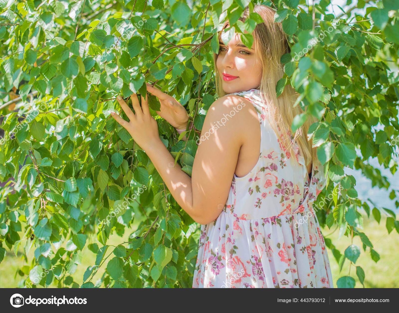 快乐加上大自然的尺寸模型美丽的大小姐的画像春夏肖像画女主角美国漂亮的微笑女子户外肖像 图库照片 C T Denteam 快乐加上大自然的尺寸模型美丽的大小姐的画像春夏肖像画女主角美国漂亮的微笑女子户外肖像 图库照片 C T Denteam
