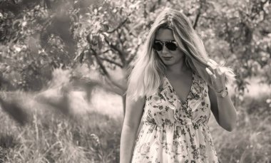 Doğa için mutlu ve büyük beden modeli. İri ve güzel bayanın portresi. İlkbahar - Yaz portresi XI kadını. Amerikalı güzel, gülümseyen kadın dış portresi