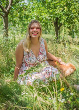 Doğa için mutlu ve büyük beden modeli. İri ve güzel bayanın portresi. İlkbahar - Yaz portresi XI kadını. Amerikalı güzel, gülümseyen kadın dış portresi