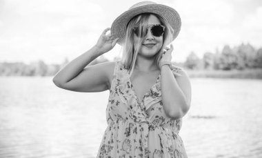 Doğa için mutlu ve büyük beden modeli. İri ve güzel bayanın portresi. İlkbahar - Yaz portresi XI kadını. Amerikalı güzel, gülümseyen kadın dış portresi