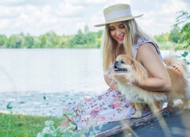 Doğa için mutlu ve büyük beden modeli. İri ve güzel bayanın portresi. İlkbahar - Yaz portresi XI kadını. Amerikalı güzel, gülümseyen kadın dış portresi