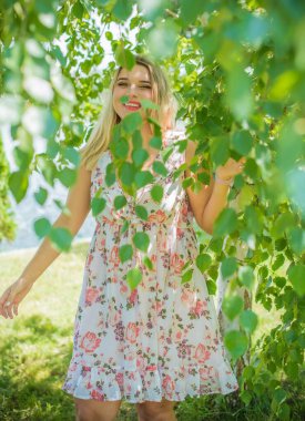 Doğa için mutlu ve büyük beden modeli. İri ve güzel bayanın portresi. İlkbahar - Yaz portresi XI kadını. Amerikalı güzel, gülümseyen kadın dış portresi