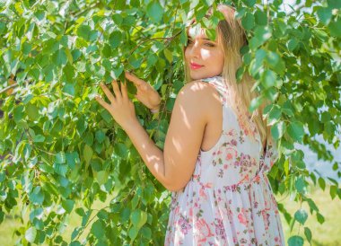 Doğa için mutlu ve büyük beden modeli. İri ve güzel bayanın portresi. İlkbahar - Yaz portresi XI kadını. Amerikalı güzel, gülümseyen kadın dış portresi