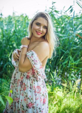 Doğa için mutlu ve büyük beden modeli. İri ve güzel bayanın portresi. İlkbahar - Yaz portresi XI kadını. Amerikalı güzel, gülümseyen kadın dış portresi