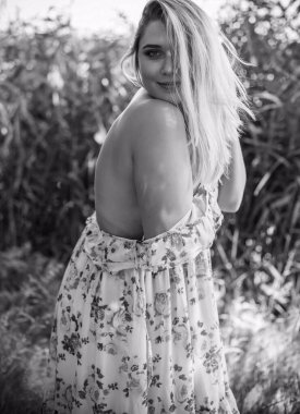 Doğa için mutlu ve büyük beden modeli. İri ve güzel bayanın portresi. İlkbahar - Yaz portresi XI kadını. Amerikalı güzel, gülümseyen kadın dış portresi