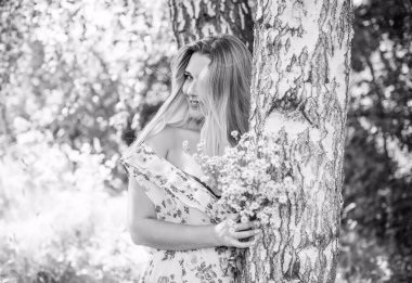 Doğa için mutlu ve büyük beden modeli. İri ve güzel bayanın portresi. İlkbahar - Yaz portresi XI kadını. Amerikalı güzel, gülümseyen kadın dış portresi