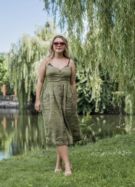 Doğa için mutlu ve büyük beden modeli. İri ve güzel bayanın portresi. İlkbahar - Yaz portresi XI kadını. Amerikalı güzel, gülümseyen kadın dış portresi