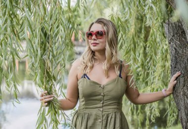 Doğa için mutlu ve büyük beden modeli. İri ve güzel bayanın portresi. İlkbahar - Yaz portresi XI kadını. Amerikalı güzel, gülümseyen kadın dış portresi