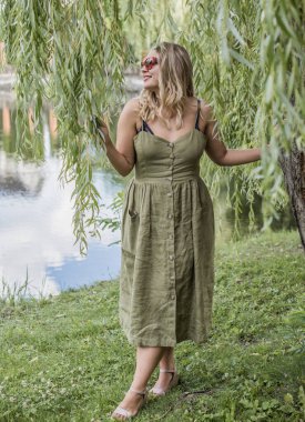 Doğa için mutlu ve büyük beden modeli. İri ve güzel bayanın portresi. İlkbahar - Yaz portresi XI kadını. Amerikalı güzel, gülümseyen kadın dış portresi