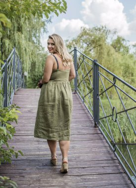 Doğa için mutlu ve büyük beden modeli. İri ve güzel bayanın portresi. İlkbahar - Yaz portresi XI kadını. Amerikalı güzel, gülümseyen kadın dış portresi