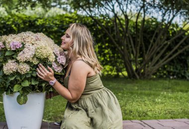 Doğa için mutlu ve büyük beden modeli. İri ve güzel bayanın portresi. İlkbahar - Yaz portresi XI kadını. Amerikalı güzel, gülümseyen kadın dış portresi