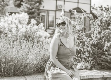 Doğa için mutlu ve büyük beden modeli. İri ve güzel bayanın portresi. İlkbahar - Yaz portresi XI kadını. Amerikalı güzel, gülümseyen kadın dış portresi