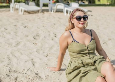 Doğa için mutlu ve büyük beden modeli. İri ve güzel bayanın portresi. İlkbahar - Yaz portresi XI kadını. Amerikalı güzel, gülümseyen kadın dış portresi