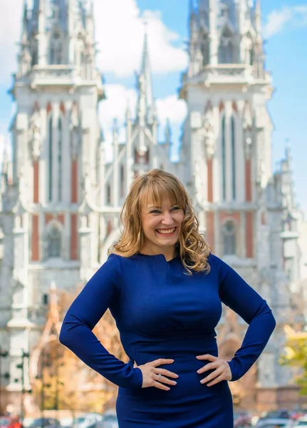 Una Hermosa Mujer Rubia Ciudad Con Buen Humor Sonriendo Vida — Foto de Stock