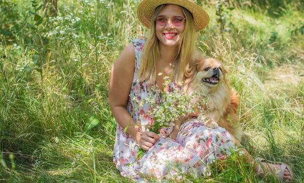 Feliz Modelo Talla Grande Naturaleza Retrato Hermosa Dama Grande Primavera — Foto de Stock