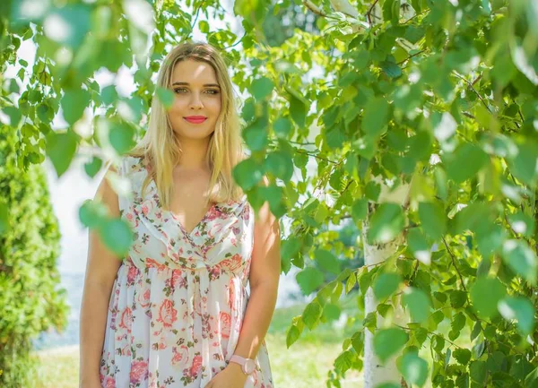 Happy Size Model Nature Retrato Bela Senhora Grande Primavera Verão — Fotografia de Stock