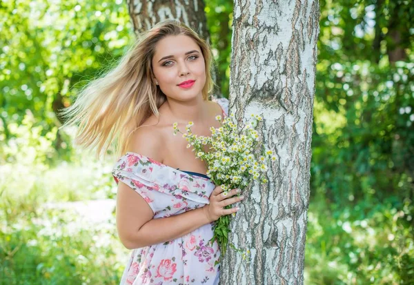 Glad Storlek Modell Naturen Porträtt Den Vackra Stora Damen Våren — Stockfoto