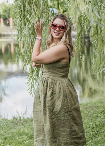 Happy Size Model Nature Retrato Bela Senhora Grande Primavera Verão — Fotografia de Stock