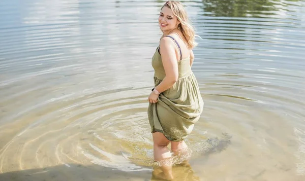 Happy Size Model Natuur Portret Van Mooie Grote Dame Lente — Stockfoto