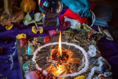 Mum büyüsü, döküm ve temizleme aurası mum ve mumla, aşk büyüsü, eski Avrupa büyüsü