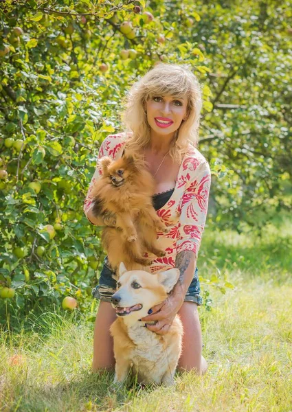 Olgun bir Amerikalı kadın, 45-50 yaşlarında, yaşam tarzı modern güçlü kadın, hayatın bir parçası, orta yaş 