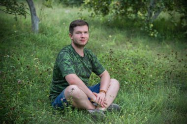 Genç adamın psikolojik portresi, duygu konsepti.