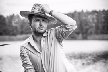 Genç adamın psikolojik portresi, duygu konsepti.