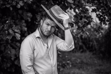 Genç adamın psikolojik portresi, duygu konsepti.